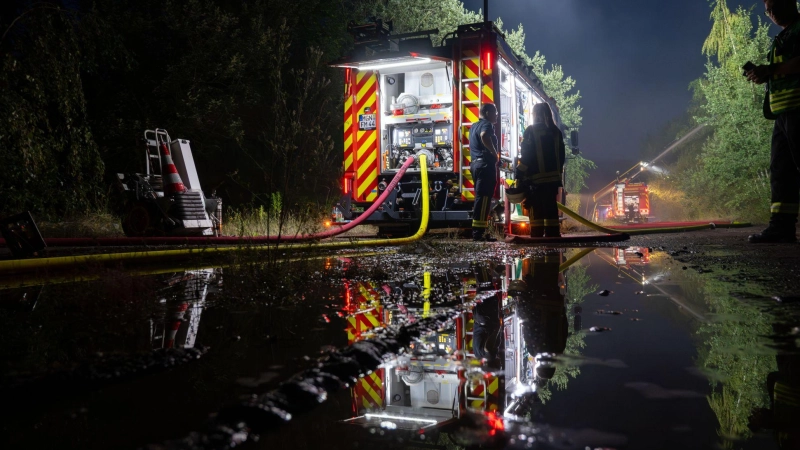 Mehr als 180 Einsatzkräfte waren am Dienstag mit der Bekämpfung des Feuers beschäftigt. (Foto: Pia Bayer/dpa)