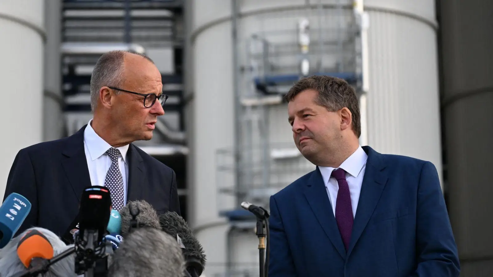 Zum zweiten Mal innerhalb von vier Tagen sind CDU-Chef und Spitzenkandidat zusammen in Sachsen-Anhalt unterwegs. (Foto: Hendrik Schmidt/dpa)