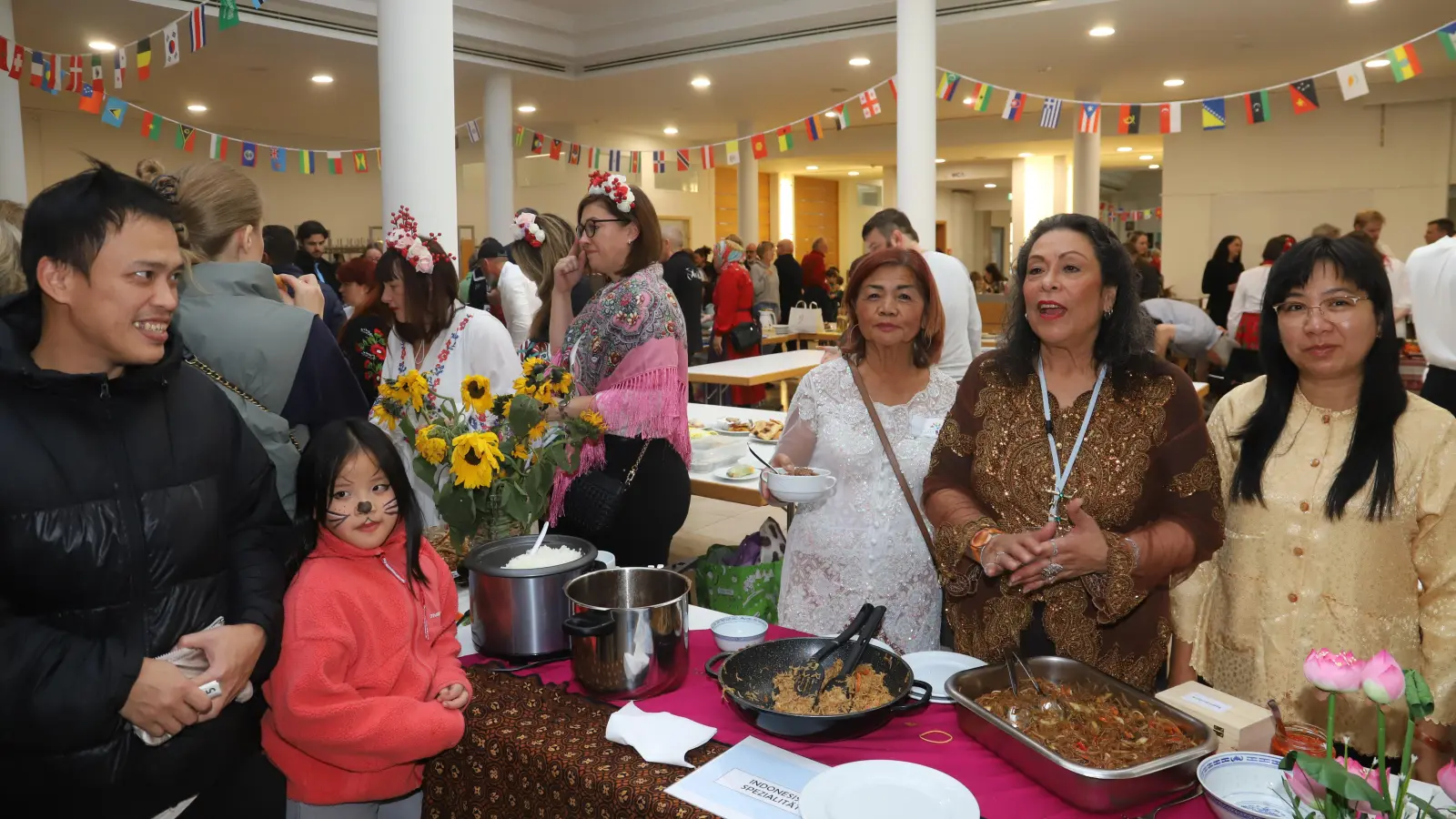 Speisen verschiedener Länder und Kulturen gibt es im Onoldiasaal zu kosten. Am indonesischen Stand ist die Chefin des Integrationsbeirats, Villy Wiegel (Zweite von rechts), mit von der Partie. (Foto: Oliver Herbst)