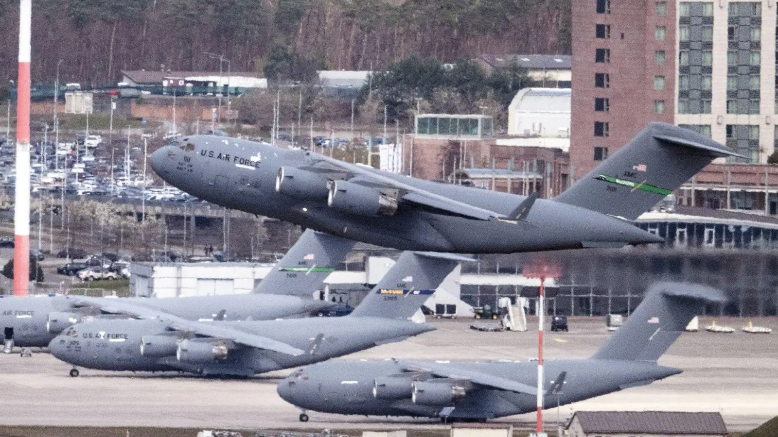 Die US-Airbase in Ramstein ist die zentrale Luftdrehscheibe für Europa und den Nahen Osten. (Archivbild) (Foto: Boris Roessler/dpa)