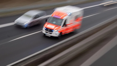 Das Auto kam von der A3 ab - und schleuderte auf eine Bahntrasse. (Symbolbild)  (Foto: Julian Stratenschulte/dpa)