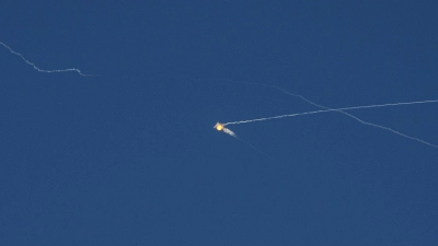 Bei einem erneuten Raketenangriff Russlands auf die Ukraine sterben wieder mehrere Menschen. (Archivbild) (Foto: Evgeniy Maloletka/AP/dpa)