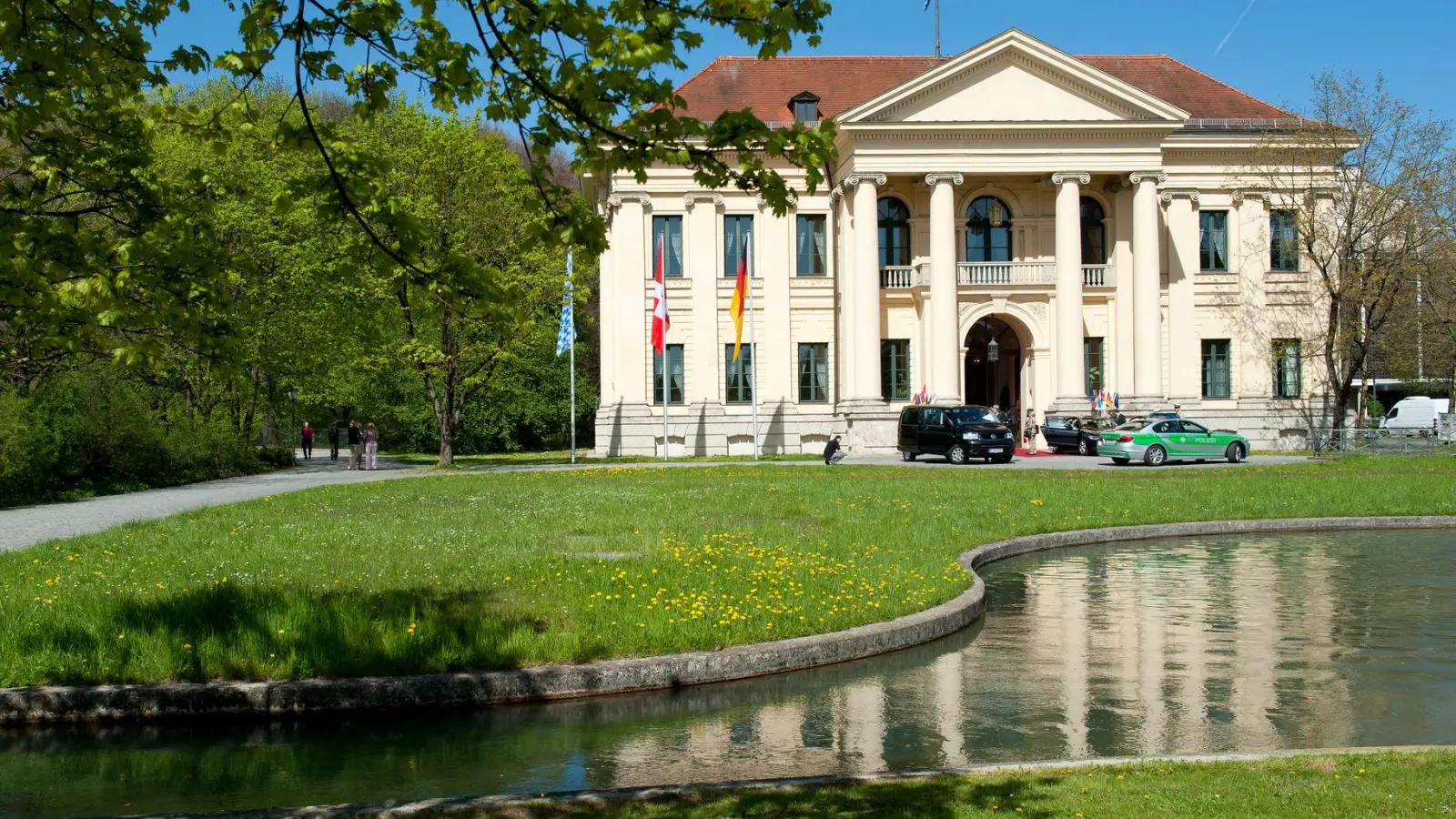 Ein Mann ist im Krankenhaus gestorben, nachdem er leblos im Brunnen in der Nähe des Prinz-Carl-Palais entdeckt und reanimiert wurde. (Archivbild) (Foto: Sven Hoppe/dpa)