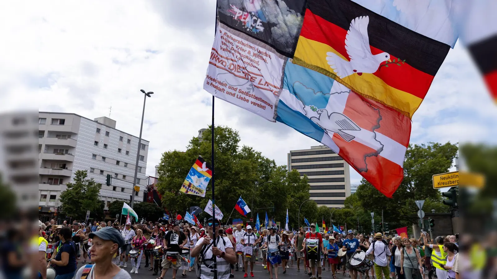 Tausende  von Teilnehmern der „Querdenker“-Demonstration zogen am Samstag durch die Berliner Innenstadt. (Foto: Carsten Koall/dpa)