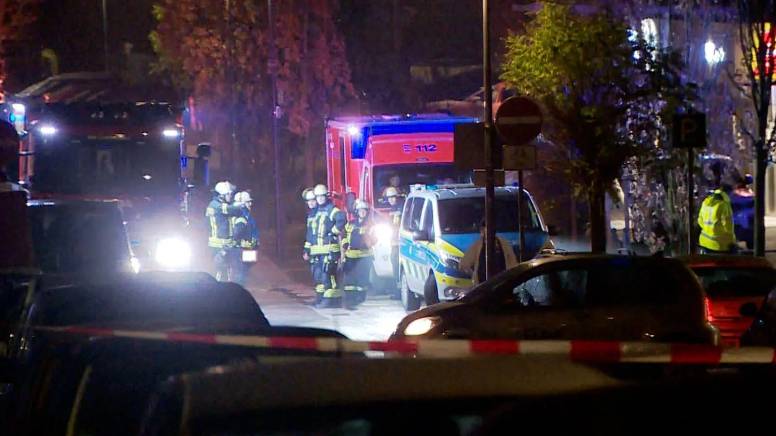  Am frühen Samstagmorgen rückten Einsatzkräfte wegen eines Messerangriffs aus - ein 20-Jähriger soll eine Mutter und vier Kinder attackiert haben.  (Foto: Markus Wüllner/Video-Line TV- und Videoproduktion /dpa)