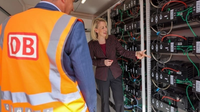 Laut Katrin Habenschaden, Nachhaltigkeitschefin der Deutschen Bahn, kann mit Solaranlagen und Batteriespeichern rund ein Viertel des Strombedarfs im Leipziger Werk gedeckt werden.  (Foto: Jan Woitas/dpa)