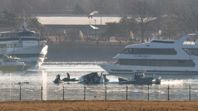 Such- und Bergungskräfte arbeiten auf dem Potomac. (Foto: Mark Schiefelbein/AP/dpa)