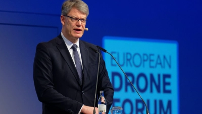 Bundesverkehrsminister Patrick Schnieder (CDU) möchte bald einen Gesetzentwurf zum Drohneneinsatz vorlegen. (Foto: Henning Kaiser/dpa)