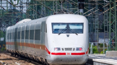 Die Bahnstrecke Hamburg-Berlin ging Mitte Juni mit sechswöchiger Verzögerung in Betrieb. (Archivbild) (Foto: Jens Büttner/dpa)