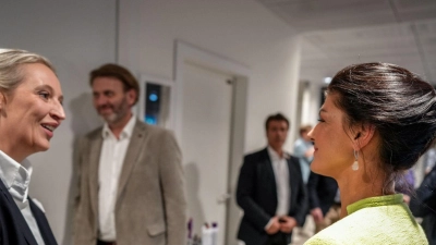 AfD-Chefin Alice Weidel und BSW-Gründerin Sahra Wagenknecht hatten sich im Herbst 2024 beim Sender „Welt“ zum TV-Duell getroffen. Gespräche beider Parteien befürworten beide Seiten. (Archivbild) (Foto: Kay Nietfeld/dpa)