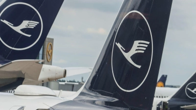 Die Lufthansa will mit einem umfangreichen Stellenabbau in der Verwaltung Kosten sparen. (Foto Archiv) (Foto: Andreas Arnold/dpa)