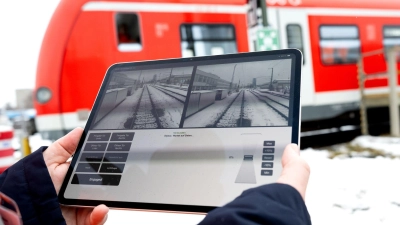 In München können Triebfahrzeugführer ihre Bahnen auf dem Werksgelände testweise per Fernsteuerung rangieren. (Foto: Sven Hoppe/dpa)