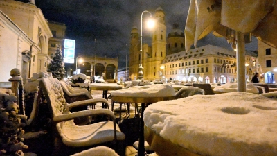 Schnee liegt auf einem Tisch des Restaurant Tambosi am Odeonsplatz in München. (Foto: Felix Hörhager/dpa)