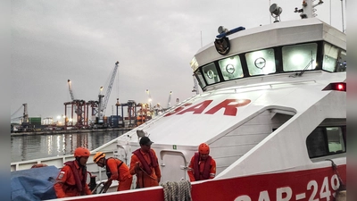 Dutzende Menschen werden noch vermisst. (Foto: National Search and Rescue Agency of Indonesia/Xinhua/dpa)