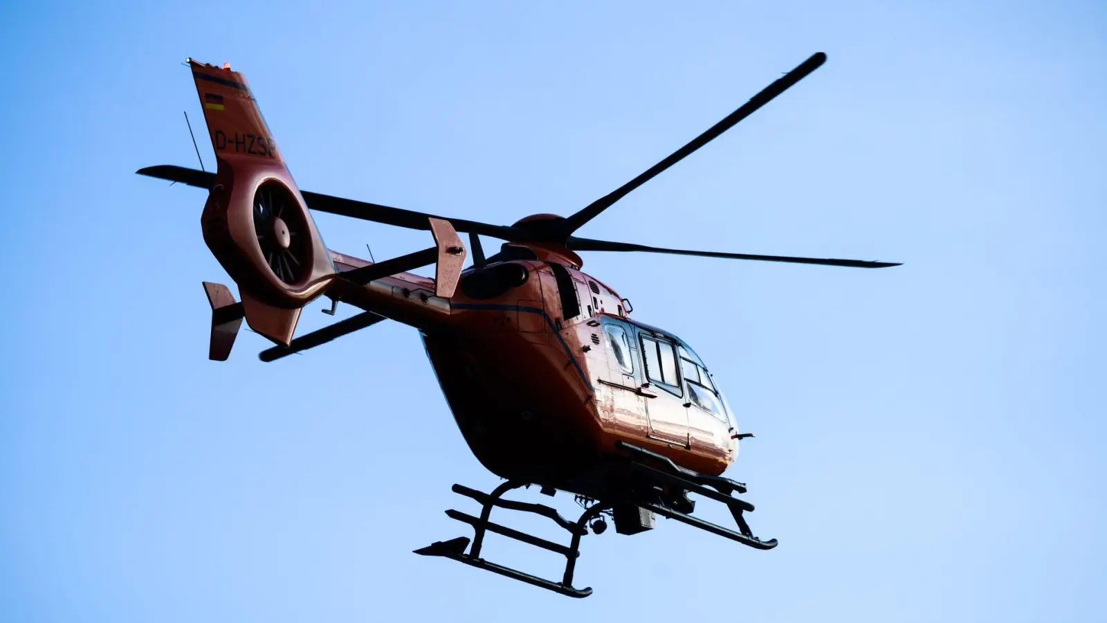 Der 23-Jährige wurde mit einem Rettungshubschrauber ins Krankenhaus gebracht. (Illustration)  (Foto: Julian Stratenschulte/dpa)
