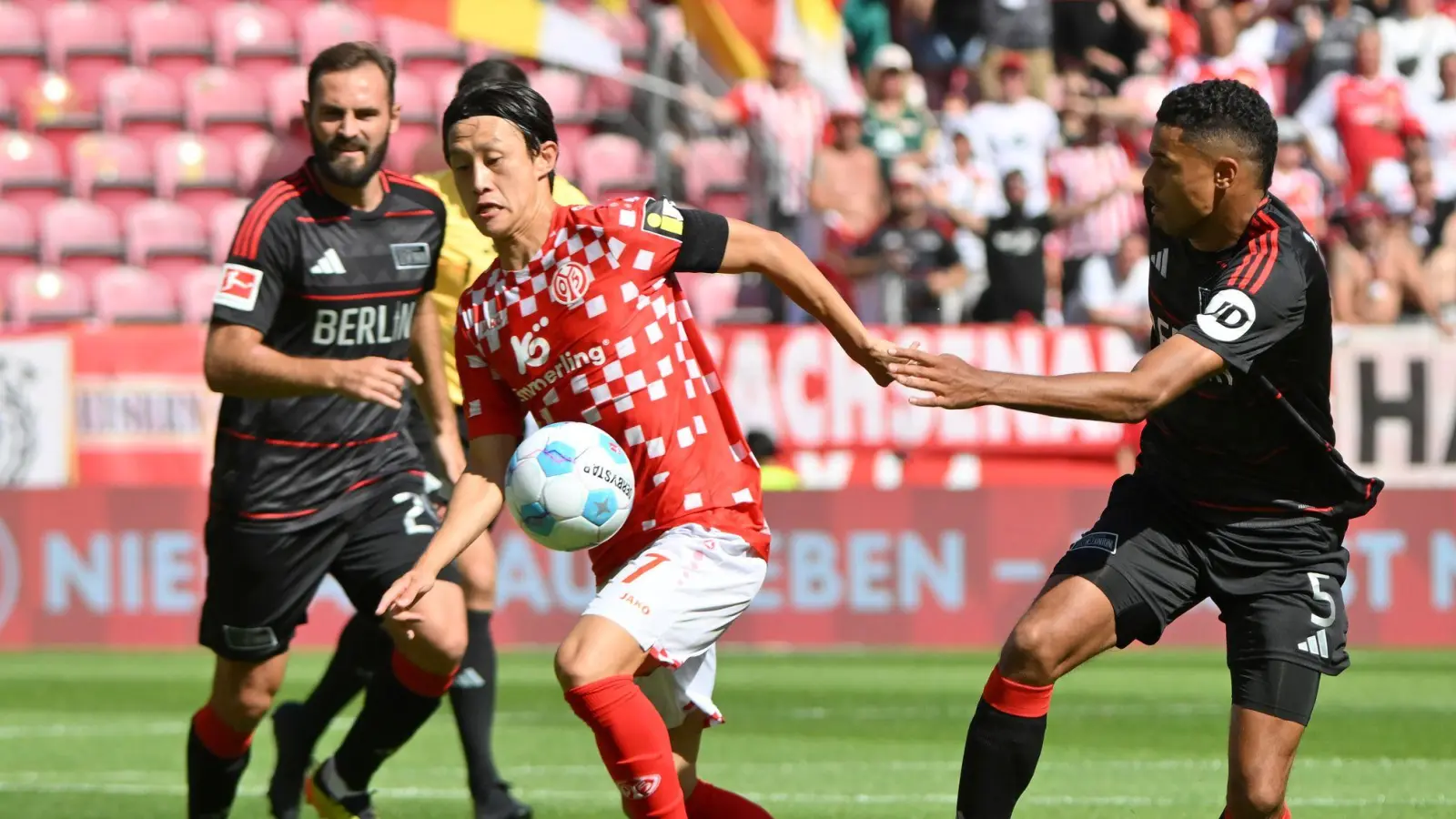 Der Mainzer Jae-sung Lee (l) vergab die erste gute Gelegenheit der Partie. (Foto: Torsten Silz/dpa)