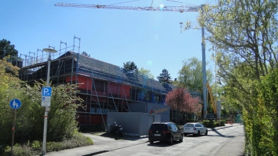 Kommende Woche kann's losgehen: Die bunte Fassade des Kinderhauses Kunterbunt in der Lunckenbeinstraße ist hinter Baugerüsten versteckt. (Foto: Winfried Vennemann)
