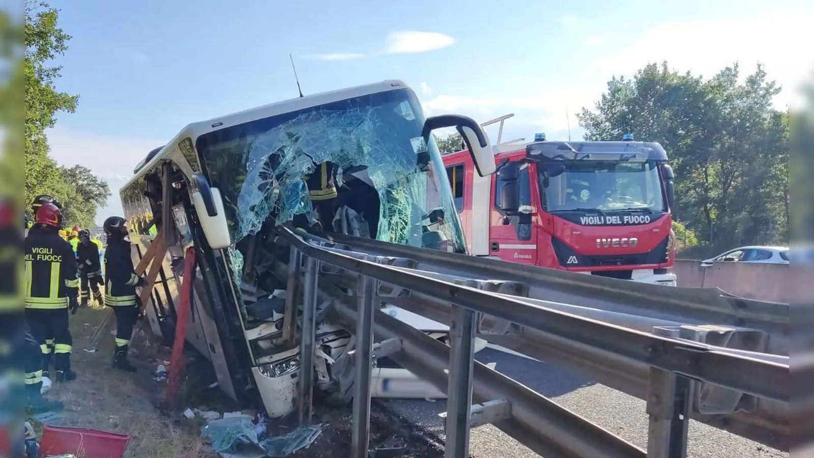 Die Windschutzscheibe des Busses wurde von der Leitplanke regelrecht durchbohrt. (Foto: ---/Vigili Del Fuoco/dpa)