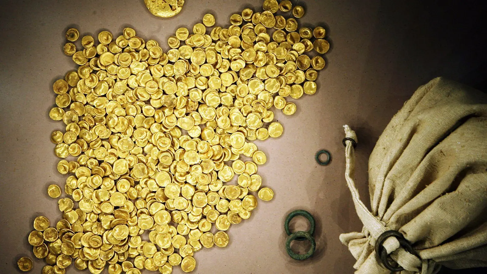 Der Goldschatz war im November 2022 aus dem Kelten Römer Museum im oberbayerischen Manching gestohlen worden. (Archivbild) (Foto: Frank Mächler/dpa)