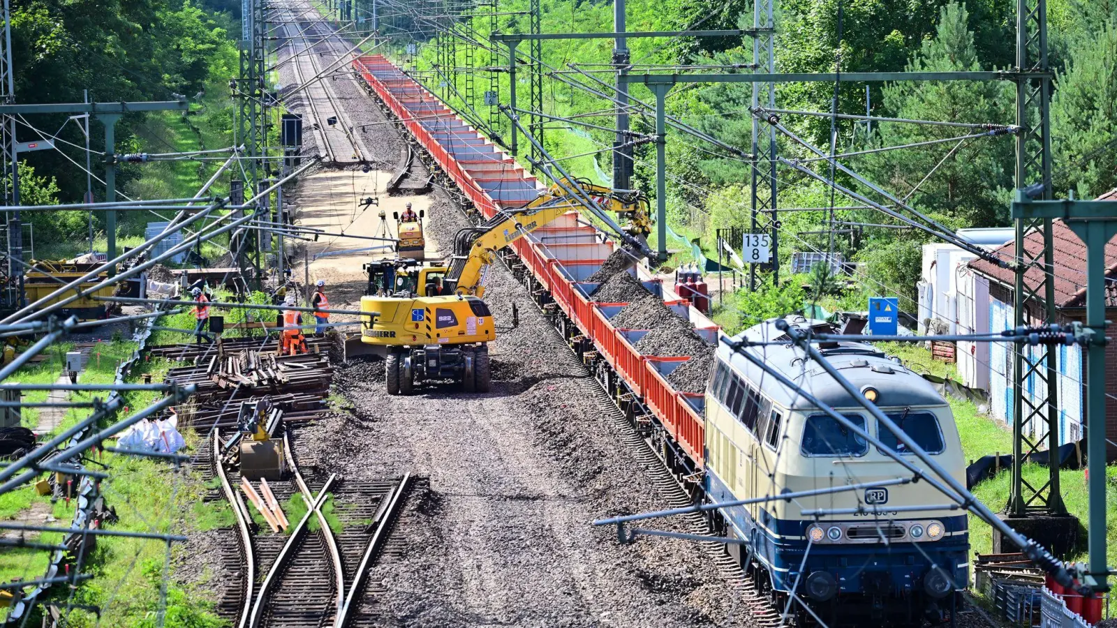 Derzeit wird die Strecke Hamburg-Berlin generalsaniert. Dafür veranschlagt sind neun Monate - inklusive der Inbetriebnahme elektronischer Stellwerke. (Archivbild) (Foto: Sebastian Gollnow/dpa)