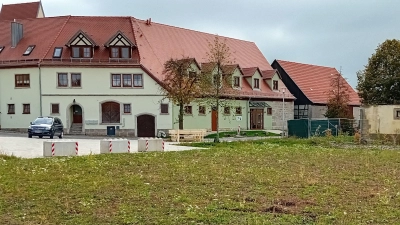 Am Ottilienplatz soll eine weitere kleine Teilfläche gepflastert werden. Es handelt sich um den Bereich vor der Bank in der Bildmitte. (Foto: Susanne Landgraf)