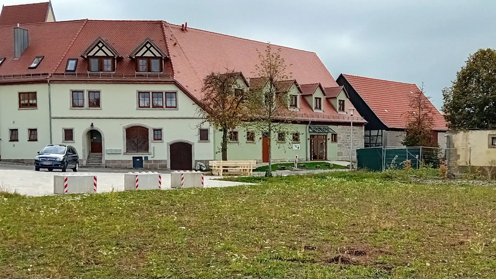 Am Ottilienplatz soll eine weitere kleine Teilfläche gepflastert werden. Es handelt sich um den Bereich vor der Bank in der Bildmitte. (Foto: Susanne Landgraf)