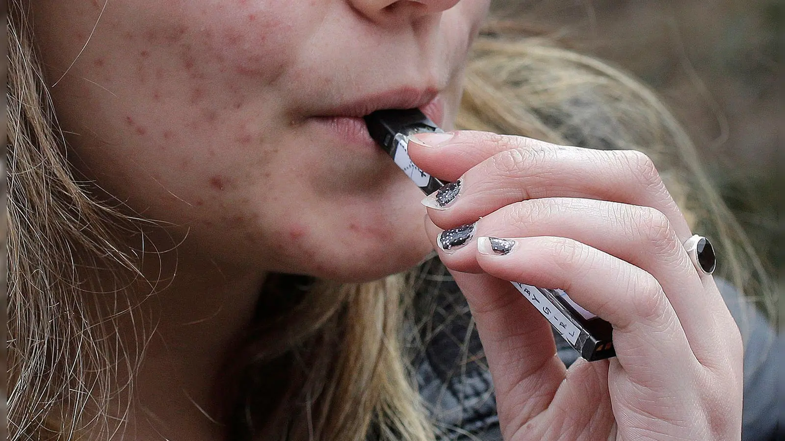 Einweg-Vapes im Trend: Besonders bei Jugendlichen sind die Produkte beliebt. (Foto: Steven Senne/AP/dpa)