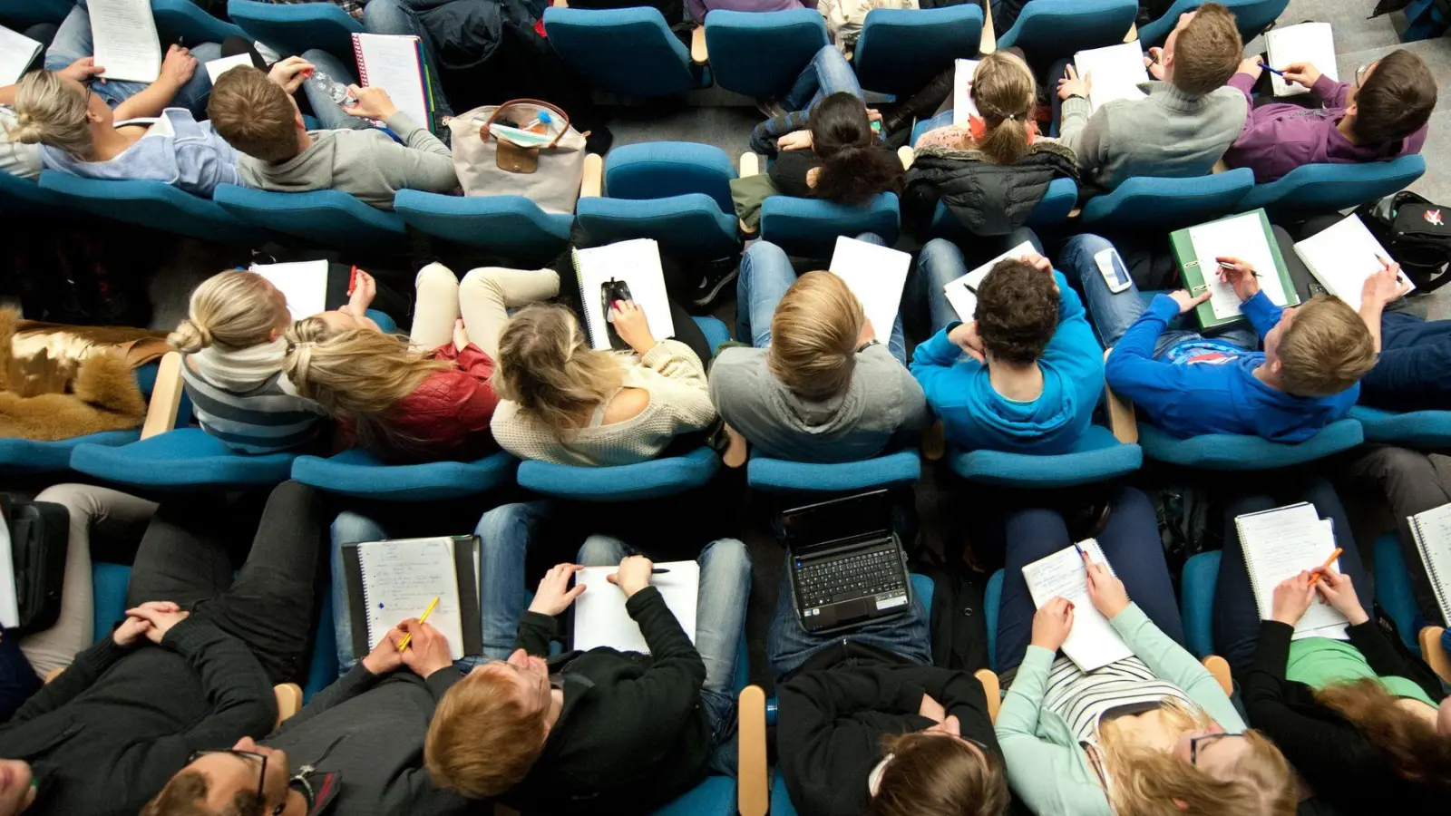 Das Erasmus-Programm ist vor allem für Auslandsaufenthalte von Studierenden bekannt. (Symbolbild)  (Foto: Julian Stratenschulte/dpa)
