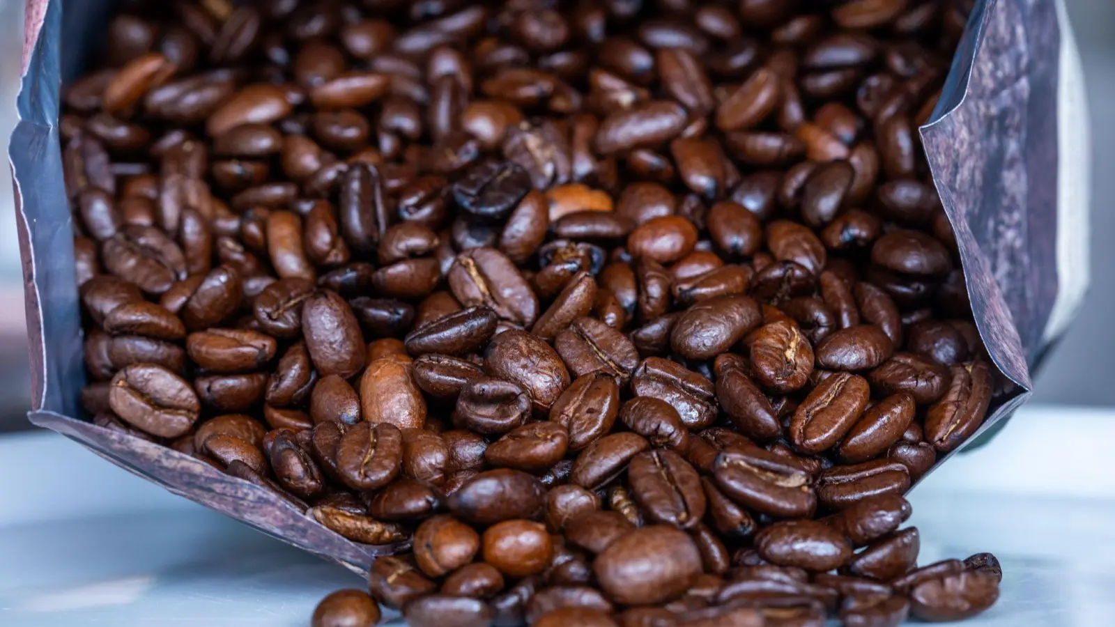Die Polizei ermittelt nun zu den genauen Umständen der Kaffee-Diebstähle im Landkreis Passau. (Symbolbild) (Foto: Jens Büttner/dpa)
