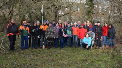 Über 20 Personen haben beim Baumschnittkurs des Obst- und Gartenbauvereins gelernt, worauf es beim Winterschnitt ankommt. Unterstützt wurde der halbtägige Lehrgang vom Landschaftspflegeverband und der Initiative Zukunft.Streuobst des Landkreises. (Foto: Yvonne Neckermann)