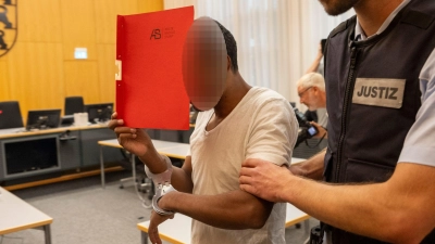 Der Angeklagte hatte den Angestellten eines Elektrofachmarktes aus dem Nichts heraus angegriffen. (Archivfoto) (Foto: Stefan Puchner/dpa)