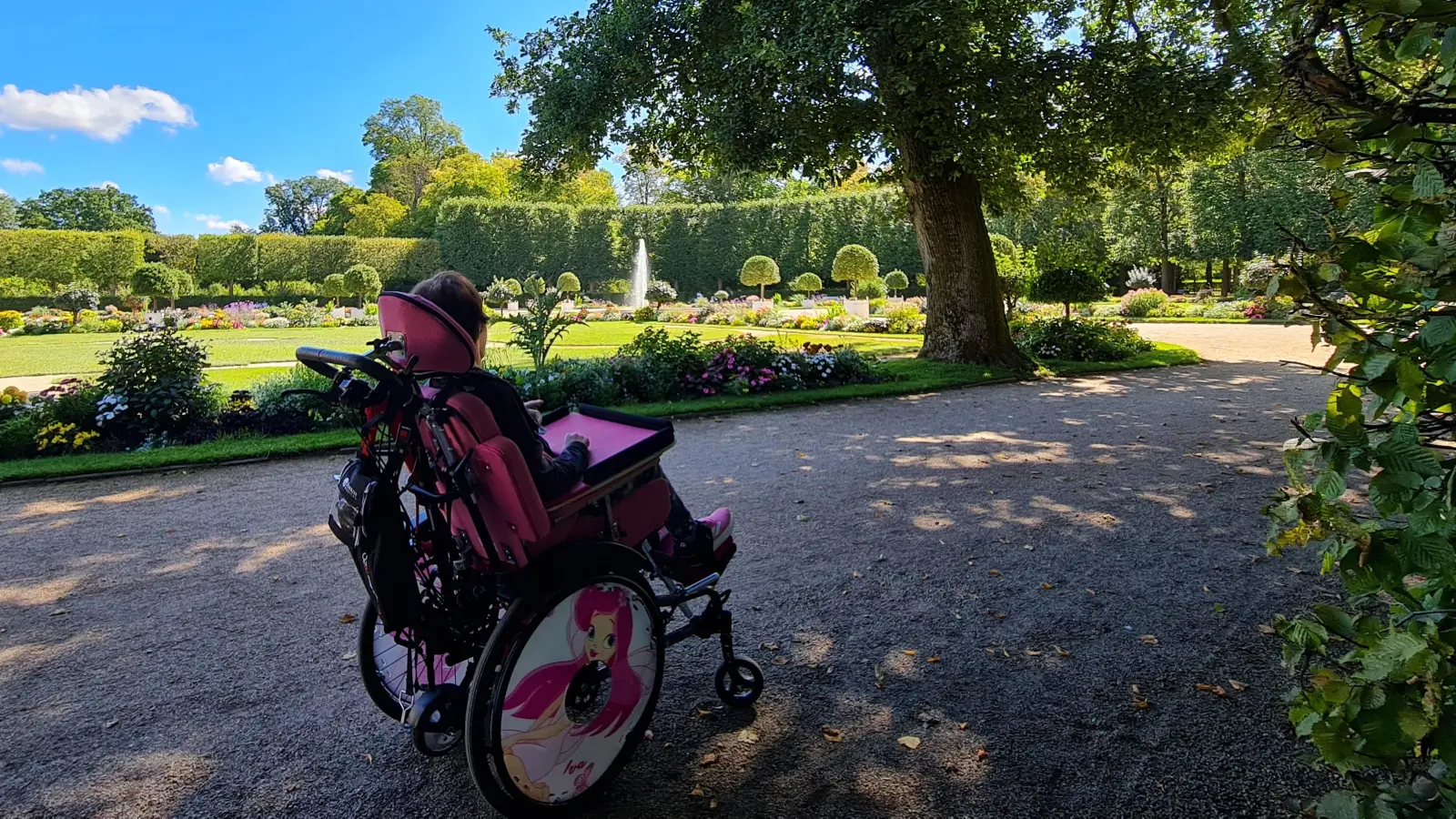 Kleine Ausflüge ins Grüne genießt die Elfjährige. Doch der sperrige Rollstuhl passt nicht in ein normales Auto, was es der Mutter sehr schwer macht. (Foto: privat)