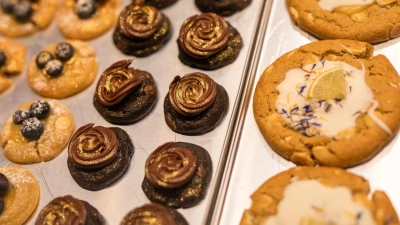 Verziert und getoppt machen die Cookies auch optisch was her. (Foto: Christoph Schmidt/dpa)