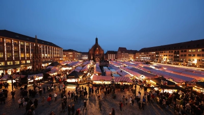 Das Polizeipräsidium Nürnberg sieht keine Notwendigkeit, die Sicherheit am Christkindlesmarkt zu verstärken.  (Foto: Daniel Karmann/dpa)