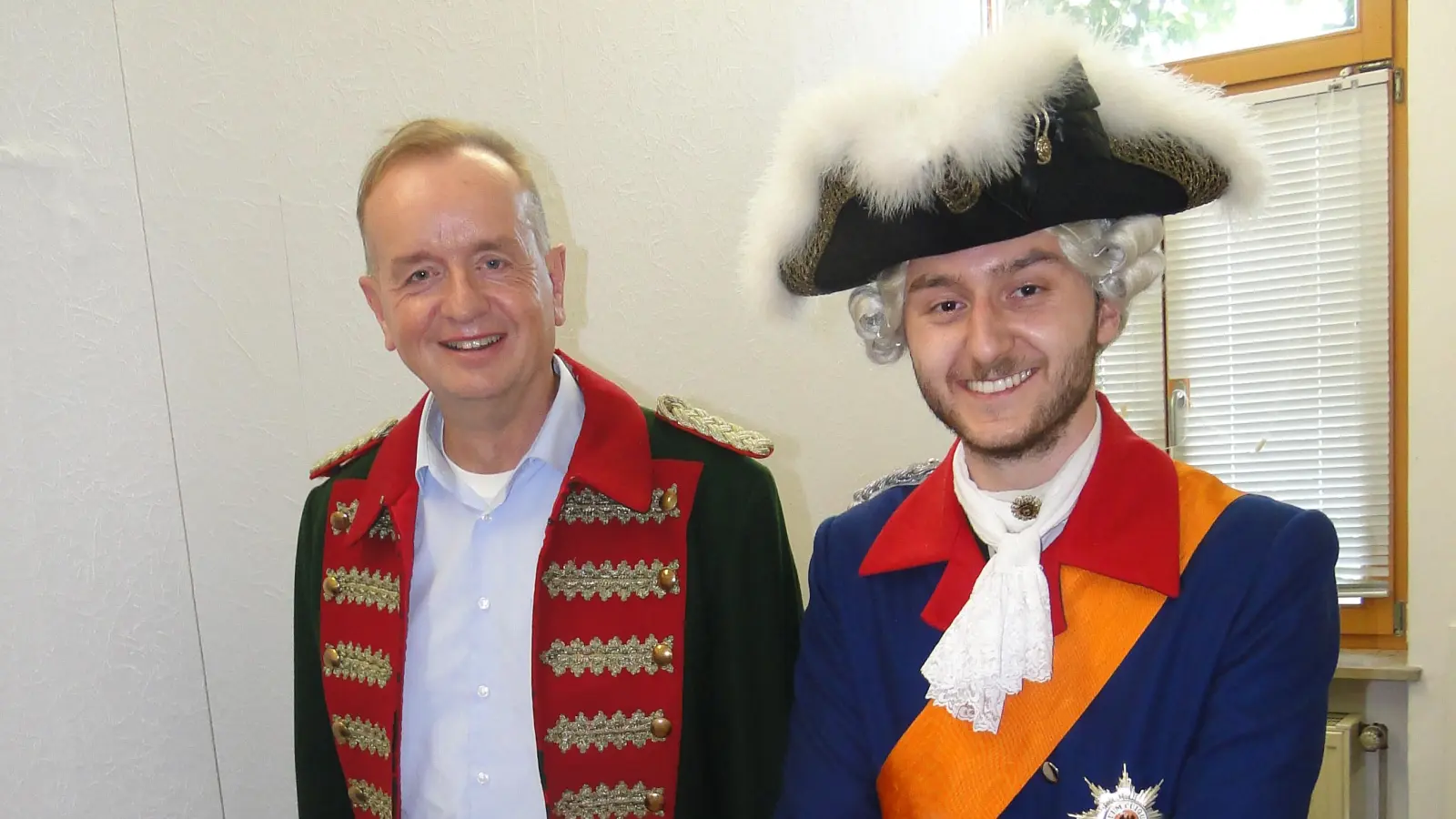 Im Fundus des Heimatvereins: OB Thomas Deffner (links) und Fabian Brechetsbauer als Preußenkönig Friedrich der Große.  (Foto: Winfried Vennemann)