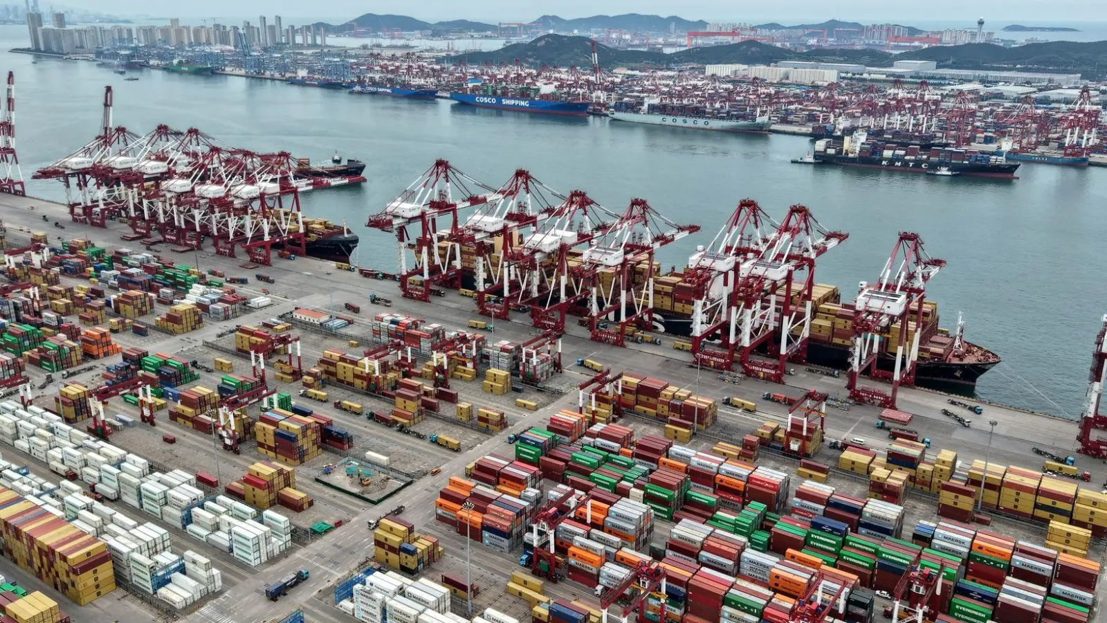 Der Hafen von Qingdao - die chinesischen Exporte in die USA brachen ein. (Archivbild) (Foto: Li Ziheng/XinHua/dpa)