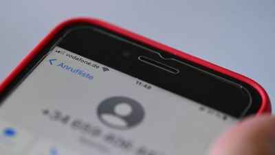 Ein Anruf aus Spanien, den man so gar nicht erwartet? Gut möglich, dass es sich um Betrüger handelt - wie hier auf einem Handy mit Vodafone-Vertrag. (Foto: Wolf von Dewitz/dpa)