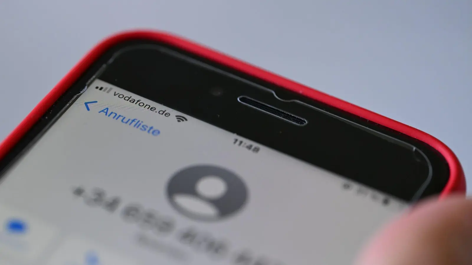 Ein Anruf aus Spanien, den man so gar nicht erwartet? Gut möglich, dass es sich um Betrüger handelt - wie hier auf einem Handy mit Vodafone-Vertrag. (Foto: Wolf von Dewitz/dpa)