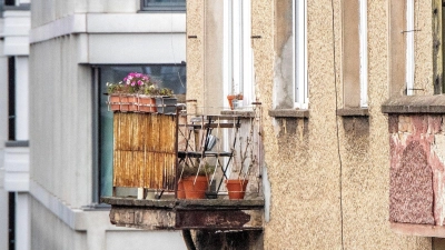 Einige Alarmsignale sollten Mieter und Eigentümer ernst nehmen: Risse im Beton, schiefe Holzteile oder Algenbildung können auf Schäden am Balkon hinweisen. (Foto: Zacharie Scheurer/dpa-tmn)