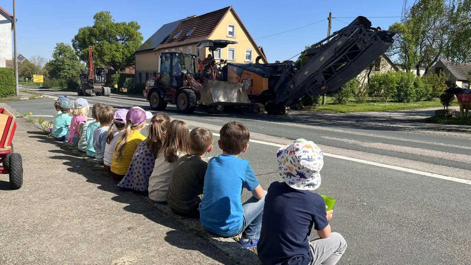 An der autofreien Straße sitzen und Baustelle gucken: Für die Kita-Kinder in Oberscheckenbach eröffnen sich da ganz neue Möglichkeiten. (F.: Magdalena Gottschling)