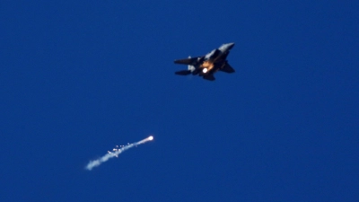 Israels Luftwaffe hat nach Angaben der Armee weitere Raketenstellungen im Iran angegriffen. (Archivbild)  (Foto: Ariel Schalit/AP/dpa)