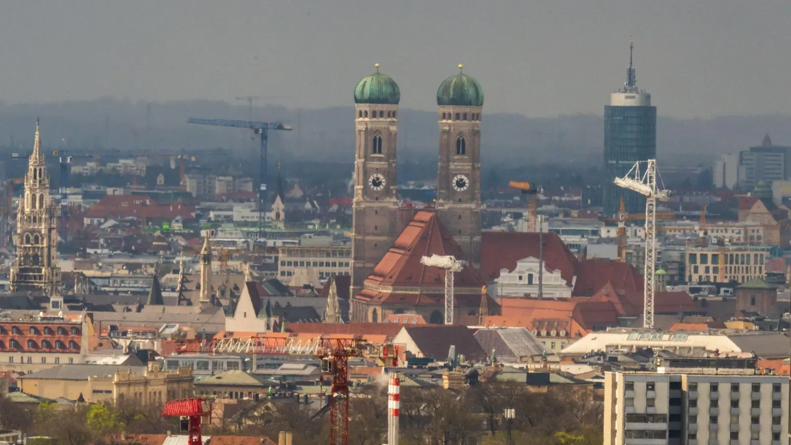 In der Skyline von München sollen zwei markante Hochhäuser hinzukommen. (Symbolbild) (Foto: Peter Kneffel/dpa)