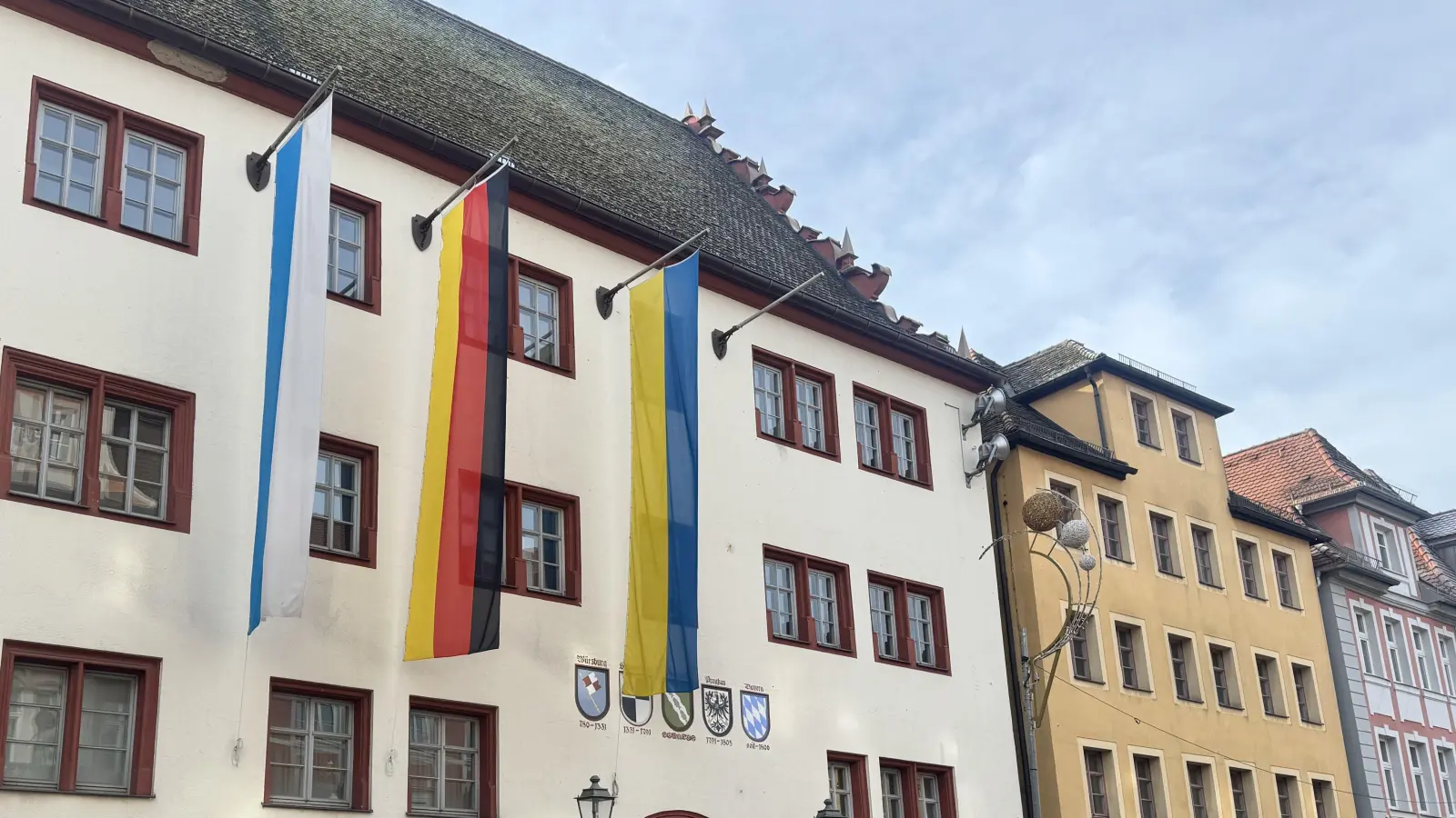 Die Stelle neben der Flagge der Ukraine bleibt am Ansbacher Rathaus vorerst leer. Die Israel-Flagge wurde in der Silvesternacht mit Pyrotechnik beschädigt. (Foto: Evi Lemberger)