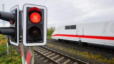 Wegen Personen im Gleisbereich wurde die Bahnstrecke zwischen Ansbach und Wicklesgreuth gesperrt. (Symbolbild: Julian Stratenschulte/dpa)