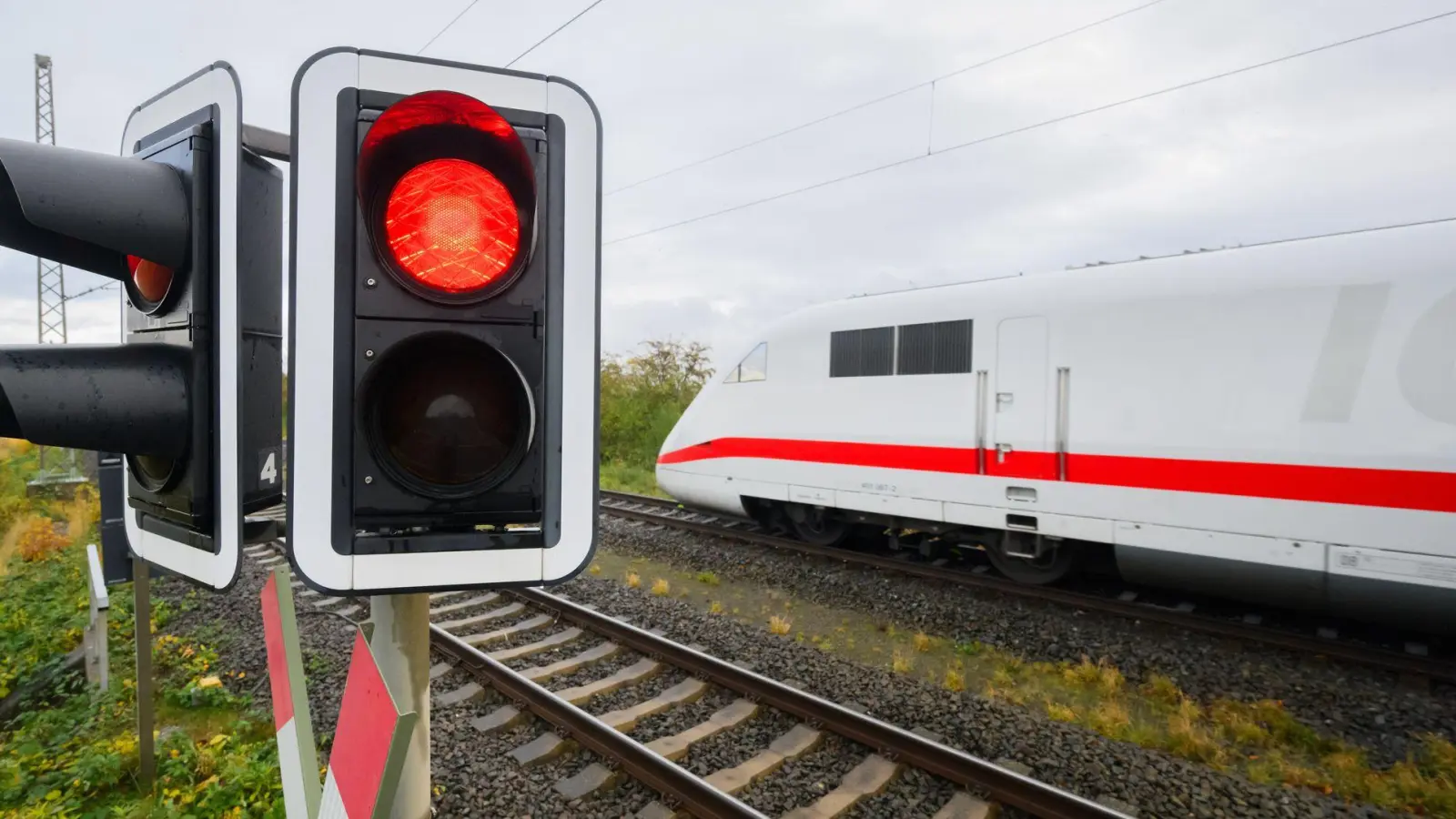 Wegen Personen im Gleisbereich war die Bahnstrecke zwischen Ansbach und Wicklesgreuth am Dienstagnachmittag zeitweise gesperrt. (Symbolbild: Julian Stratenschulte/dpa)