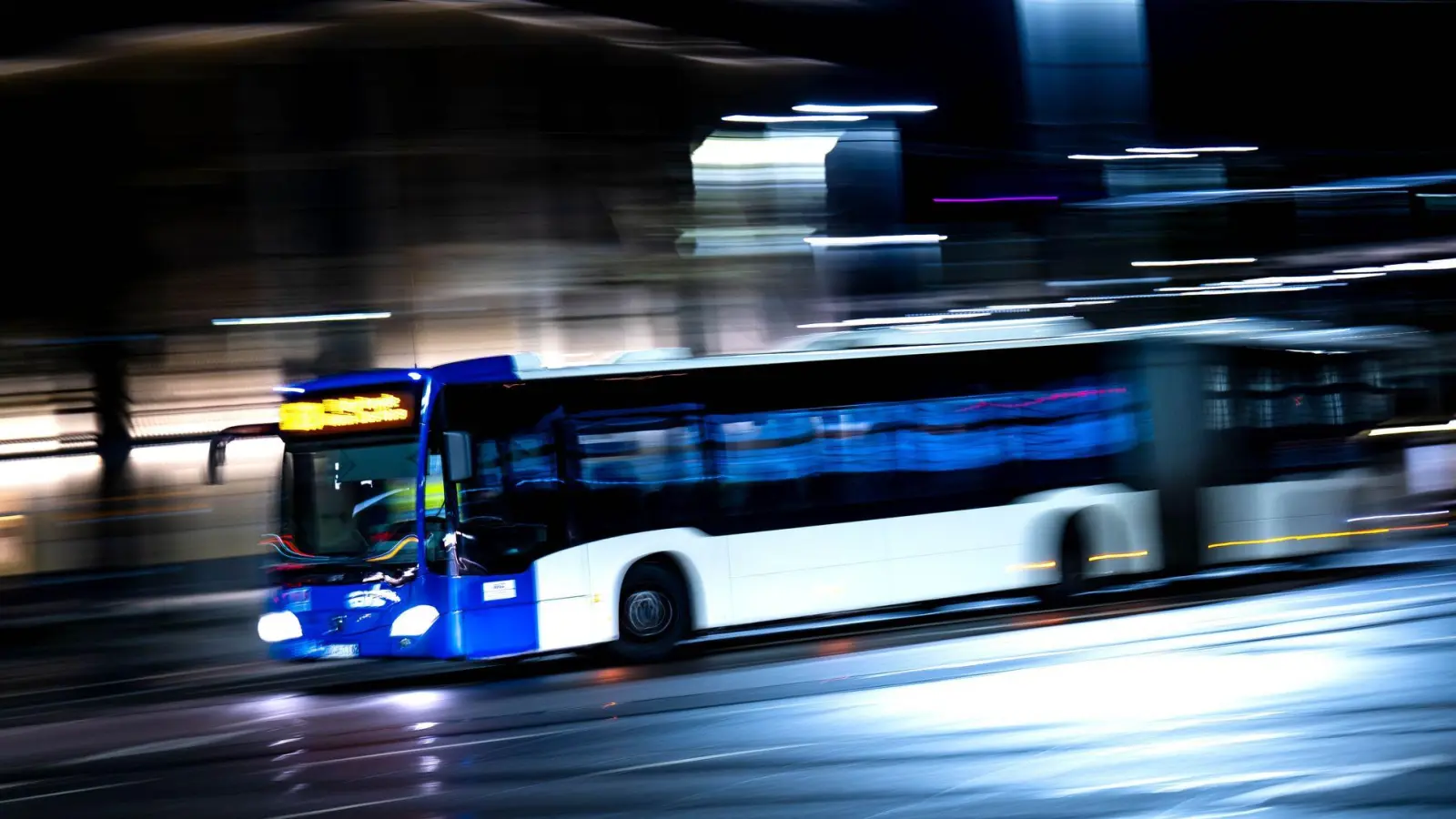 Das haben die Fahrgäste wohl nicht erwartet: Ein 15-Jähriger stibitzt einen Bus und fährt durch Bremen. (Symbolbild) (Foto: Sina Schuldt/dpa)