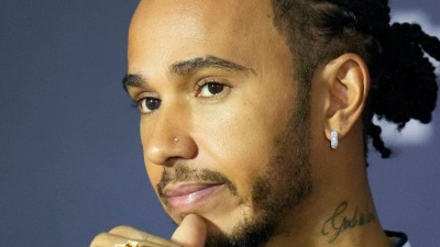 Formel-1-Superstar Lewis Hamilton fährt seine letzte Saison für das Team Mercedes. (Foto: Darko Bandic/AP/dpa)