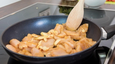 Die meisten Antihaft-Pfannen enthalten PFAS, da ihre Beschichtung aus Fluorpolymeren wie PTFE (bekannt als Teflon) besteht. (Foto: Christin Klose/dpa-tmn)