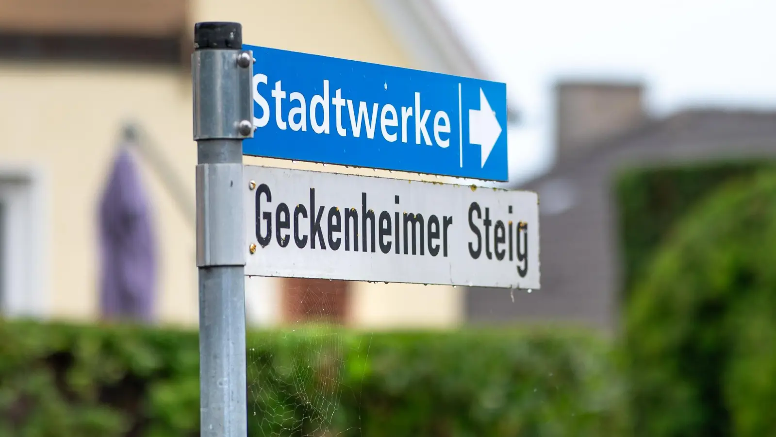 Steht auf diesem Schild künftig ein anderer Straßenname? Der Uffenheimer Verwaltungs- und Bauausschuss sagte geschlossen: Nein. Eine Bürgerin hatte die Umbenennung der Straße angeregt, wegen einer vermeintlichen Verwechslungsgefahr. (Foto: Mirko Fryska)