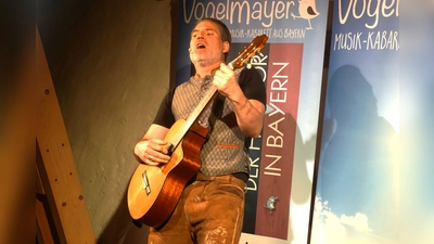 Hatte das Publikum in der Rauenzeller Pfarrkulturscheune gleich auf seiner Seite: der Musik-Kabarettist Vogelmayer. (Foto: Wolfgang Hauf)